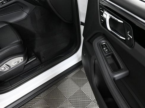 Certified 2025 Porsche Macan AWD image 25