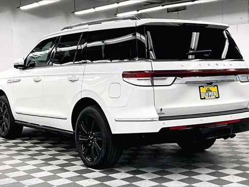 Used 2024 Lincoln Navigator Reserve image 2