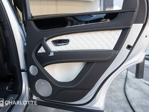 Used 2020 Bentley Bentayga Plug-In Hybrid image 37