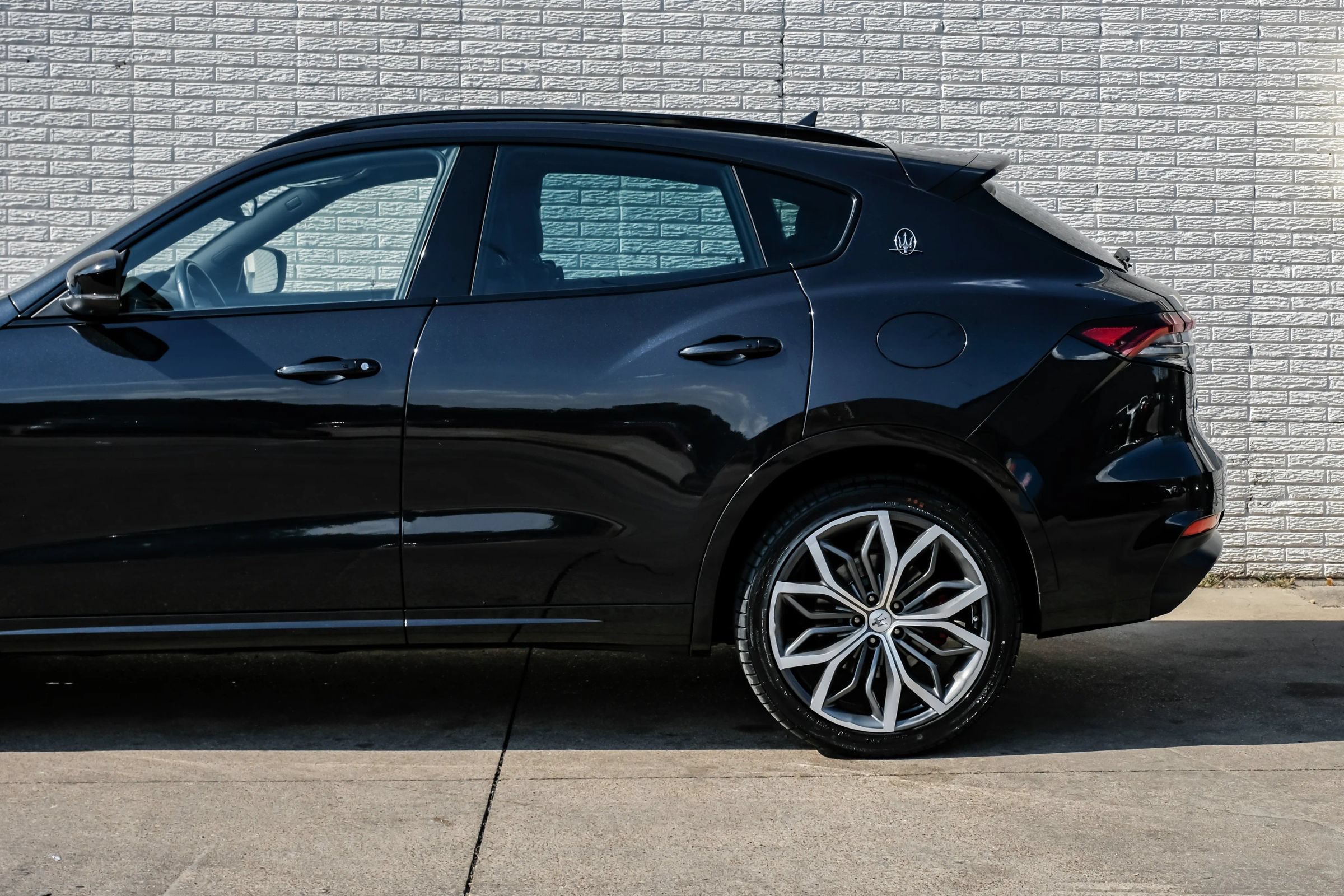 Used 2021 Maserati Levante AWD/4WD image 12