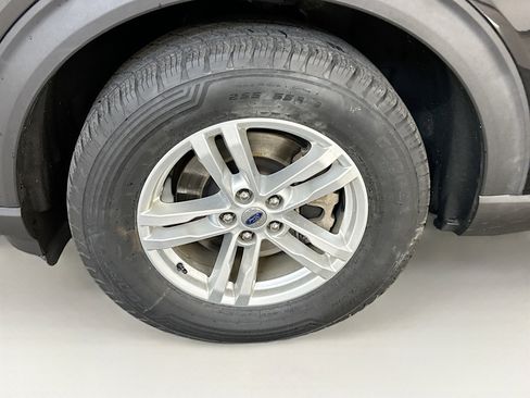 Used 2020 Ford Explorer XLT w/ Equipment Group 202A AWD/4WD image 11