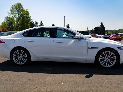 Used 2018 Jaguar XF Prestige image 8
