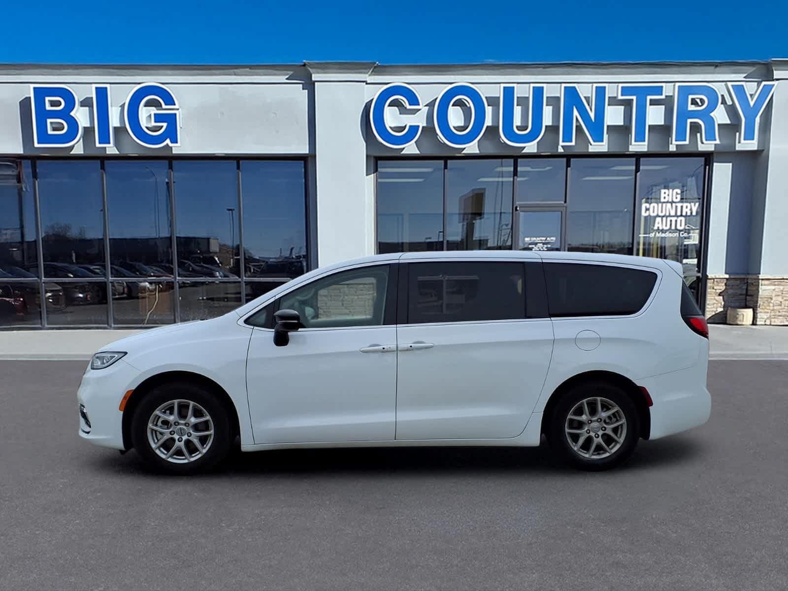 Used 2024 Chrysler Pacifica Touring-L FWD image 2