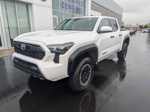 Certified 2024 Toyota Tacoma TRD Off-Road AWD/4WD image 3