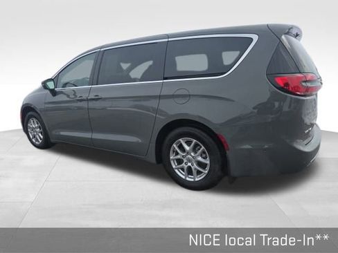 Used 2023 Chrysler Pacifica Touring-L image 17