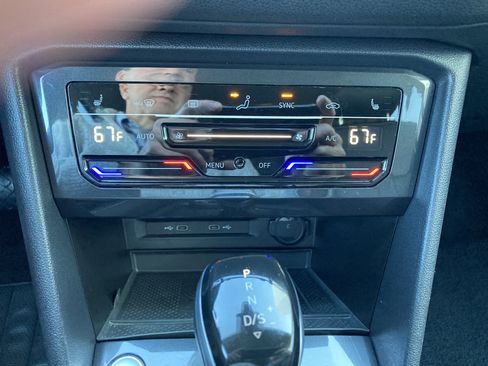 Certified 2024 Volkswagen Tiguan SE image 17