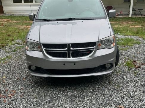 Used 2019 Dodge Grand Caravan SXT FWD image 2