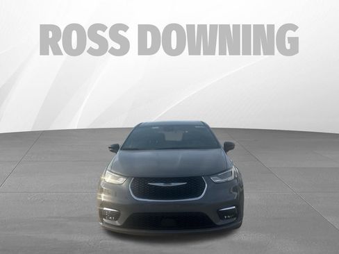 Used 2025 Chrysler Pacifica Select image 2