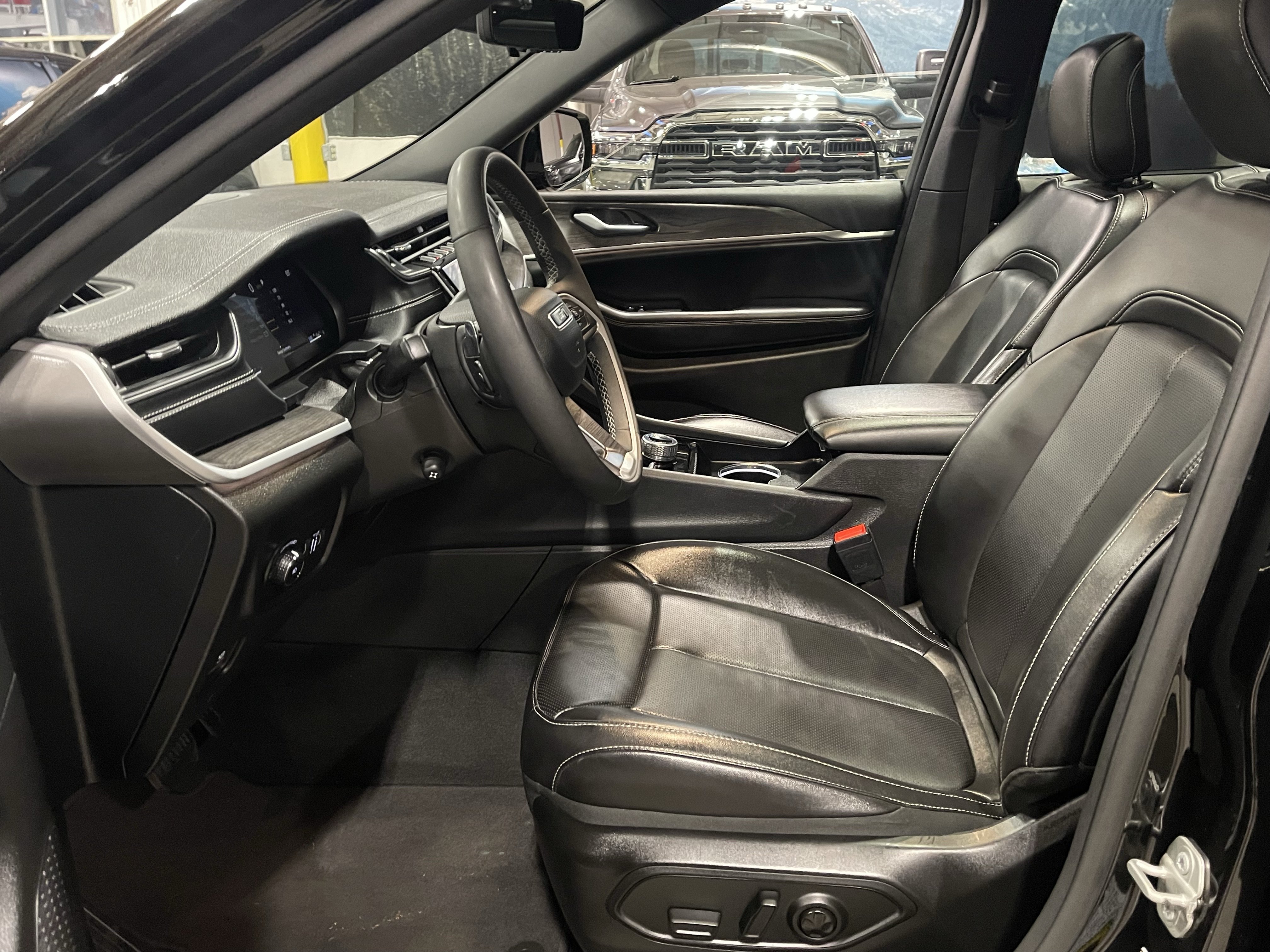 Used 2024 Jeep Grand Cherokee L Limited w/ Luxury Tech Group II AWD/4WD image 11