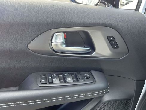 Used 2025 Chrysler Pacifica Select w/ Uconnect Theater Family Group image 25