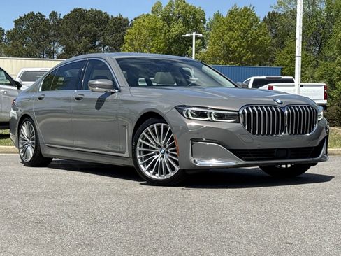 Used 2022 BMW 740i w/ Premium Package image 2