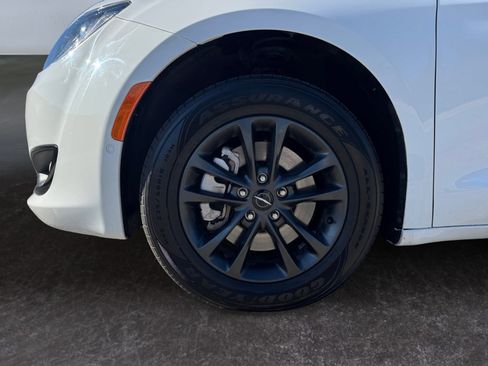 Used 2020 Chrysler Pacifica Touring-L AWD/4WD image 9