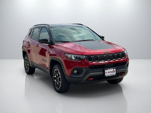 Used 2025 Jeep Compass Trailhawk image 3