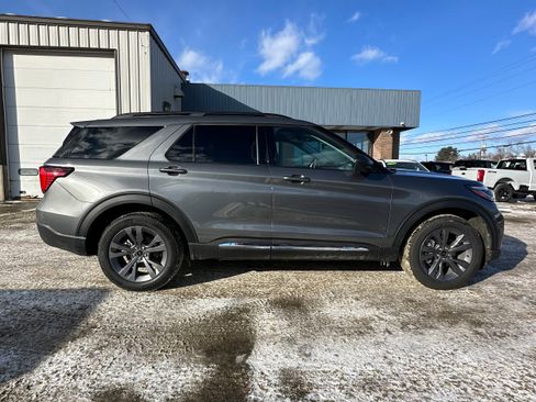 Used 2025 Ford Explorer Active w/ Active Comfort Package image 2
