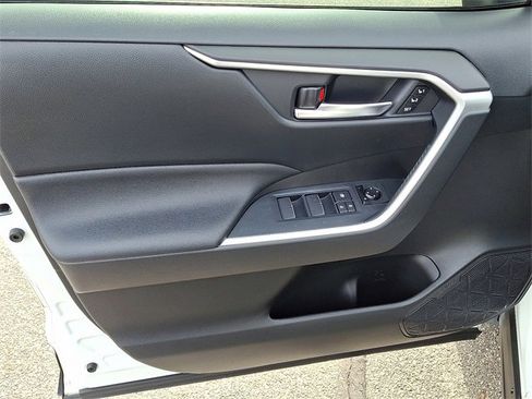 Used 2020 Toyota RAV4 XLE Premium image 9