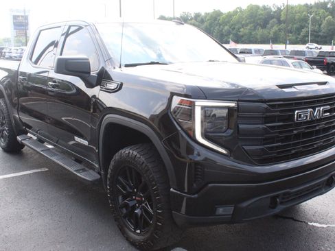 Used 2022 GMC Sierra 1500 Elevation w/ LPO, Elevation Black Package AWD/4WD image 4