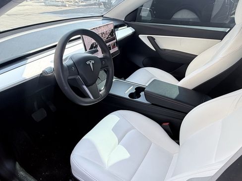 Used 2022 Tesla Model Y Long Range AWD/4WD image 4