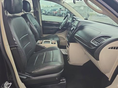 Used 2011 Chrysler Town & Country Touring image 16