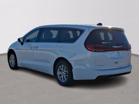 Used 2024 Chrysler Pacifica Touring-L image 4