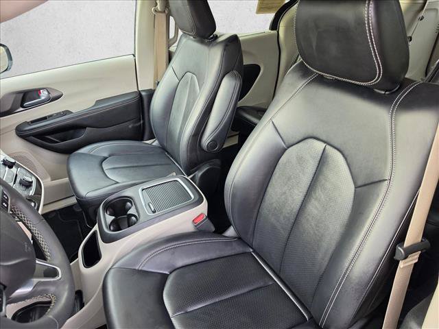 Used 2024 Chrysler Pacifica Touring-L FWD image 25