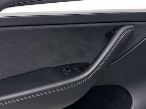 Used 2023 Tesla Model Y Long Range AWD/4WD image 28