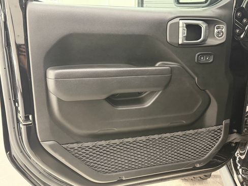 Used 2025 Jeep Gladiator Rubicon w/ Technology Group AWD/4WD image 27