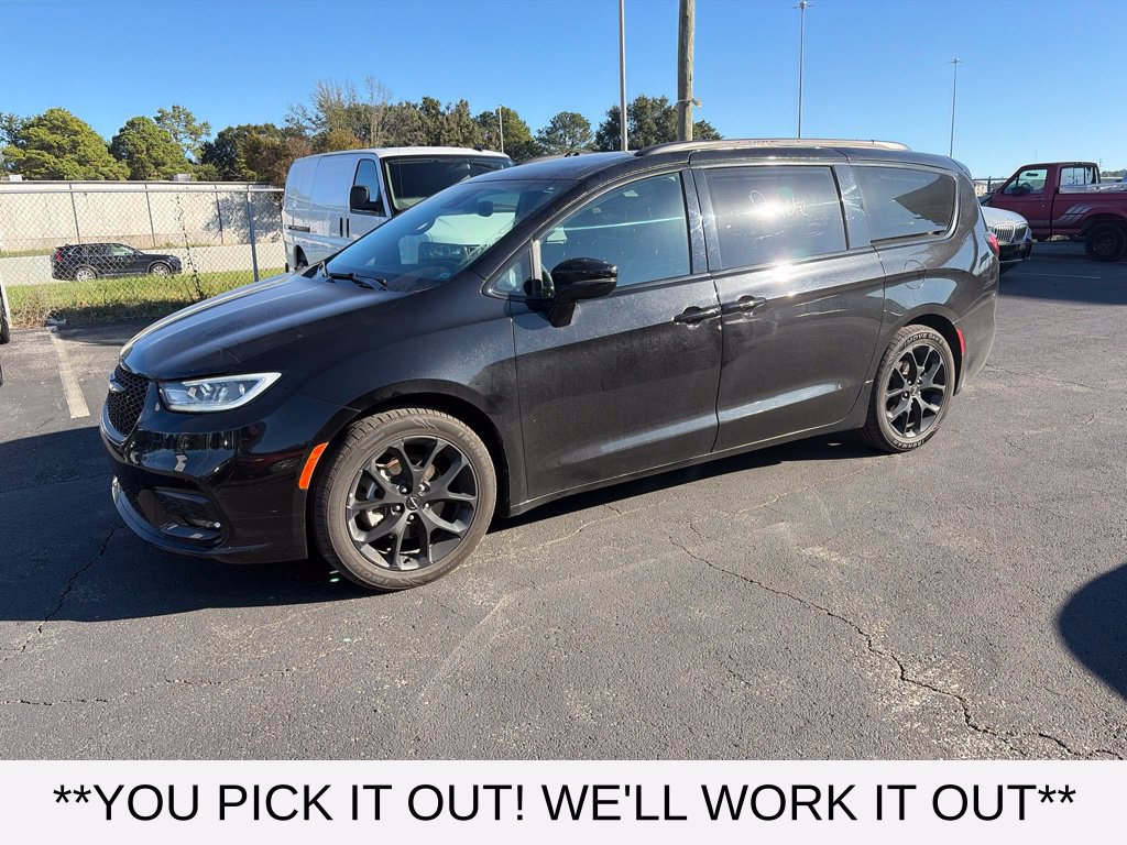 Used 2025 Chrysler Pacifica Limited FWD image 3