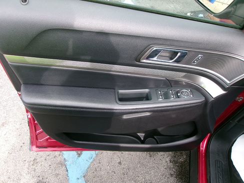 Used 2019 Ford Explorer XLT w/ Equipment Group 202A image 17