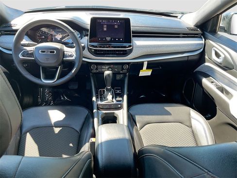 Used 2025 Jeep Compass Latitude image 22