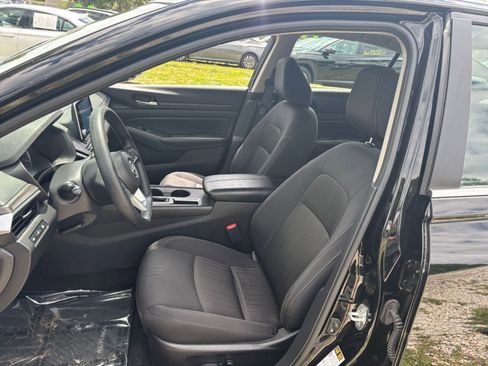 Used 2025 Nissan Altima 2.5 SV FWD image 37