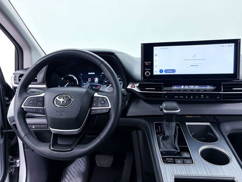 Used 2025 Toyota Sienna XLE FWD image 5
