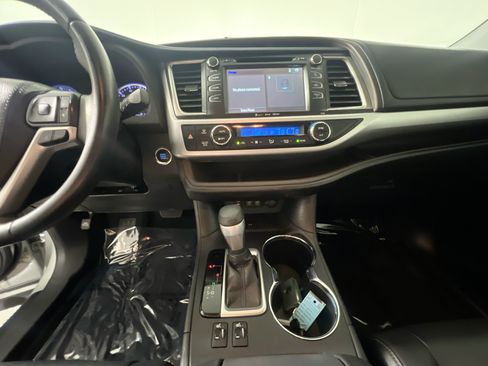 Used 2019 Toyota Highlander XLE FWD image 25