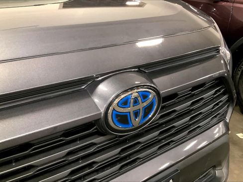 Used 2021 Toyota RAV4 XLE Premium image 29