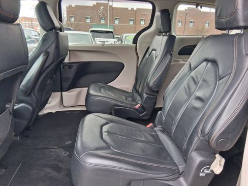 Used 2019 Chrysler Pacifica Touring-L image 15