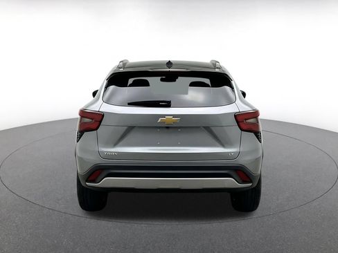 Used 2025 Chevrolet Trax LT FWD image 6