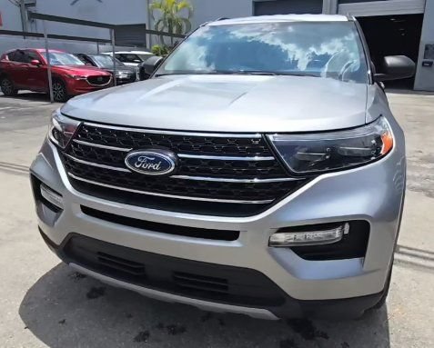 Used 2021 Ford Explorer XLT w/ Equipment Group 202A AWD/4WD image 3