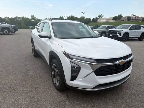 Used 2025 Chevrolet Trax LT FWD image 8