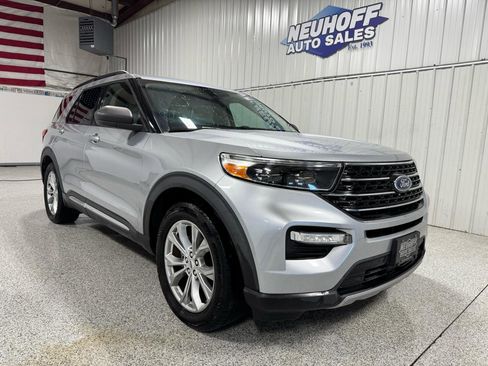 Used 2020 Ford Explorer XLT w/ Equipment Group 202A image 2