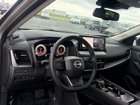 Used 2025 Nissan Rogue Platinum FWD image 4