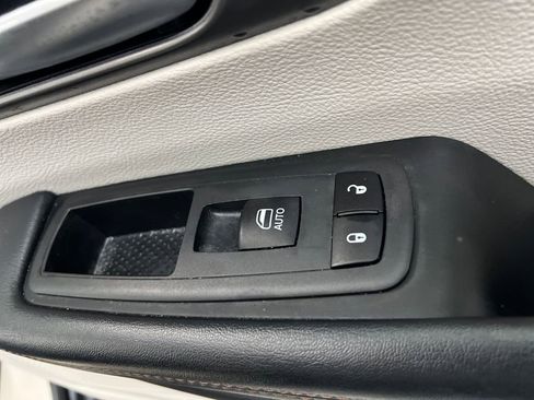 Used 2020 Chrysler Pacifica Touring-L image 32