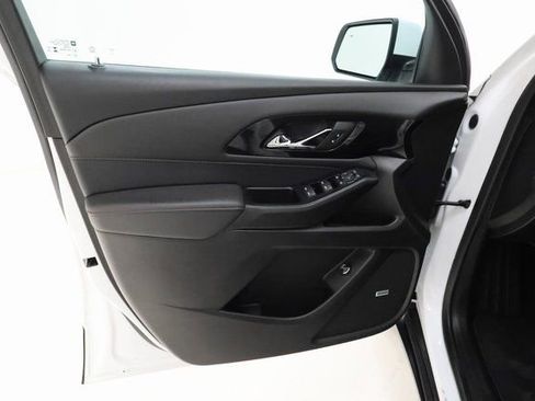 Used 2023 Chevrolet Traverse RS image 8
