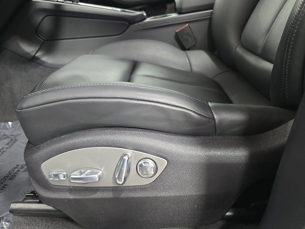 Certified 2026 Porsche Macan AWD/4WD image 23