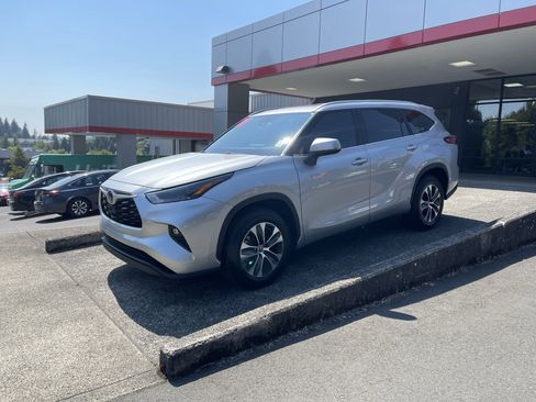 Used 2023 Toyota Highlander XLE FWD image 4