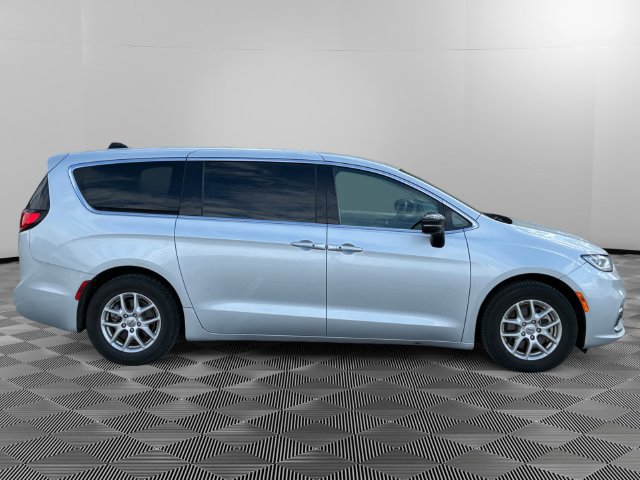 Used 2024 Chrysler Pacifica Touring-L FWD image 6