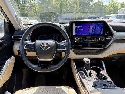 Used 2023 Toyota Highlander Platinum FWD image 19