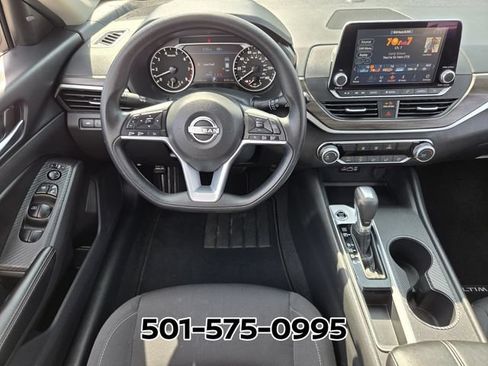 Used 2025 Nissan Altima 2.5 SV FWD image 13