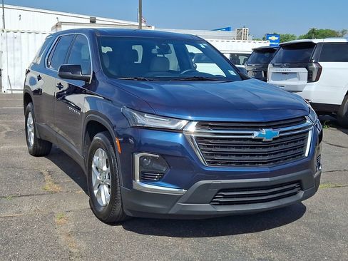 Used 2022 Chevrolet Traverse LS FWD image 2