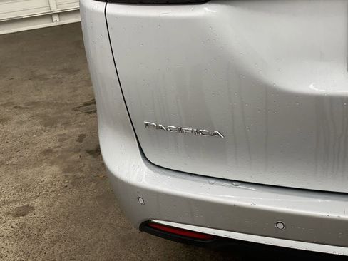 Used 2024 Chrysler Pacifica Touring-L image 10