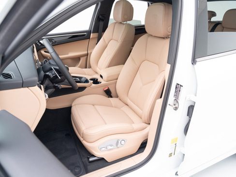 Certified 2026 Porsche Macan AWD/4WD image 5