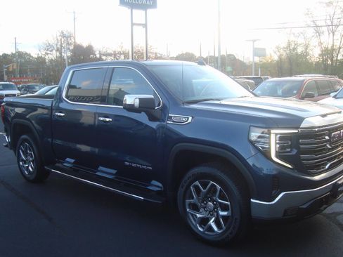 Used 2022 GMC Sierra 1500 SLT w/ SLT Convenience Package image 3